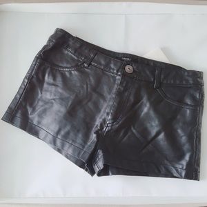 F21 FAUX LEATHER BLACK SHORT